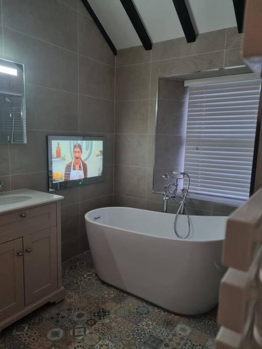 Luxurious Cottage With Hot Tub, Lake District Duddon المظهر الخارجي الصورة
