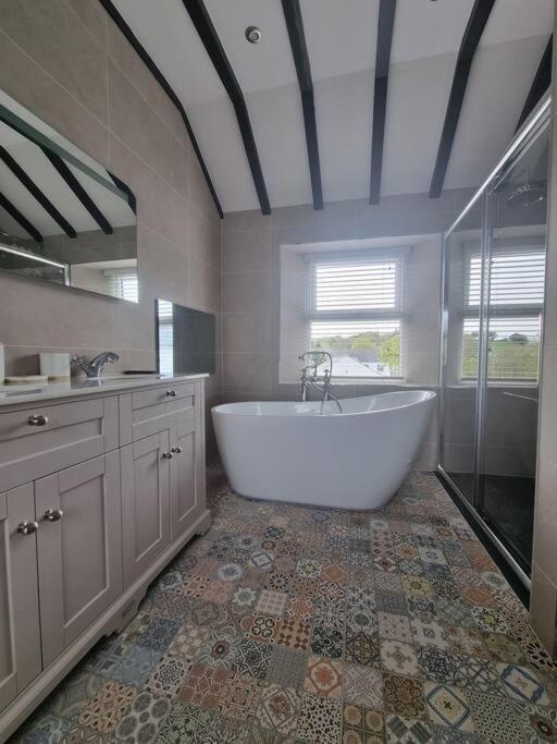 Luxurious Cottage With Hot Tub, Lake District Duddon المظهر الخارجي الصورة