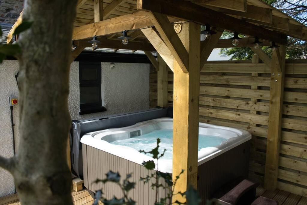 Luxurious Cottage With Hot Tub, Lake District Duddon المظهر الخارجي الصورة