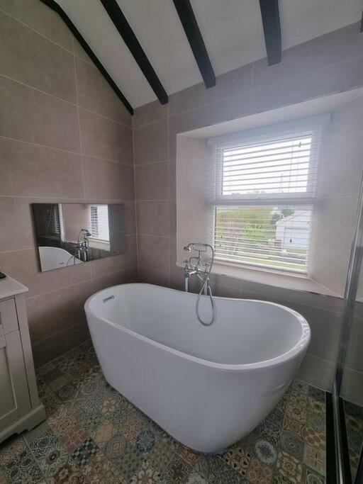 Luxurious Cottage With Hot Tub, Lake District Duddon المظهر الخارجي الصورة