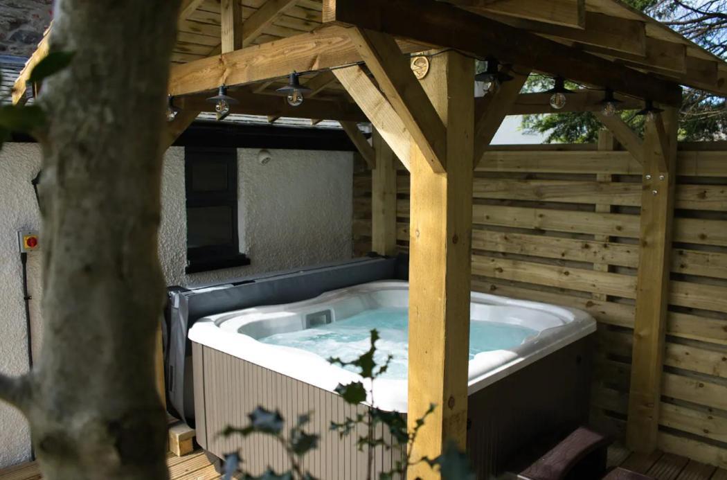Luxurious Cottage With Hot Tub, Lake District Duddon المظهر الخارجي الصورة